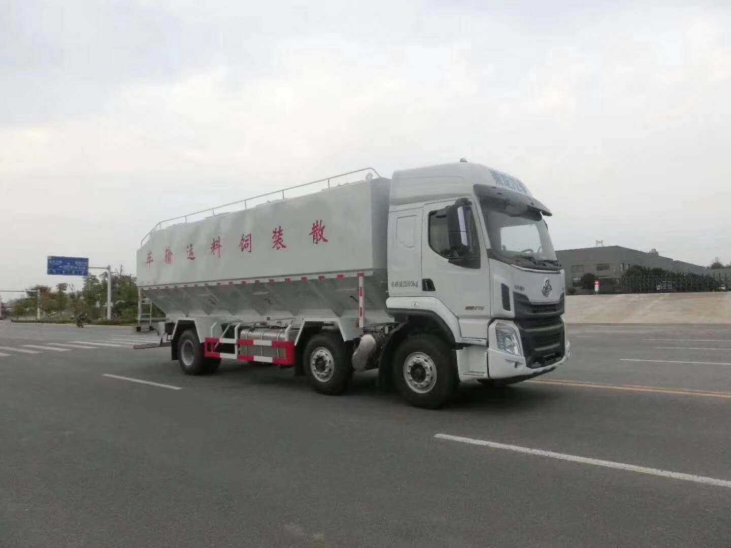 國六東風(fēng)柳汽小三軸散裝飼料運輸